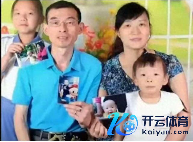 谢浩男重玩被拐前坐过的摇摇车